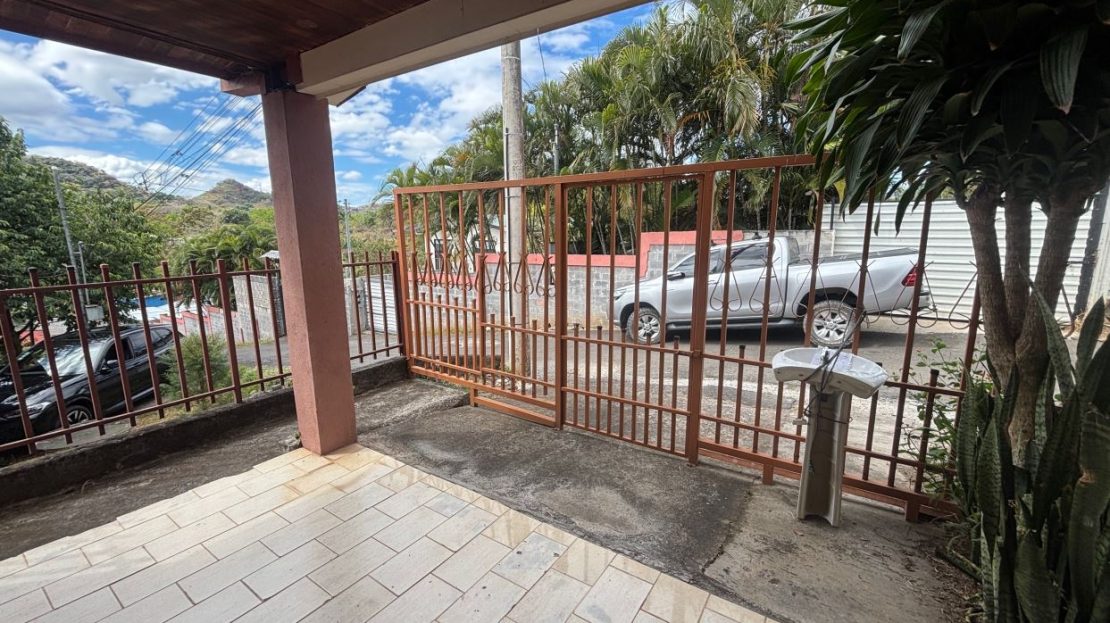 Affordable home in tranquil neighborhood 3 min. from Atenas Center