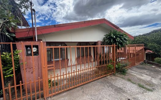 Affordable home in tranquil neighborhood 3 min. from Atenas Center