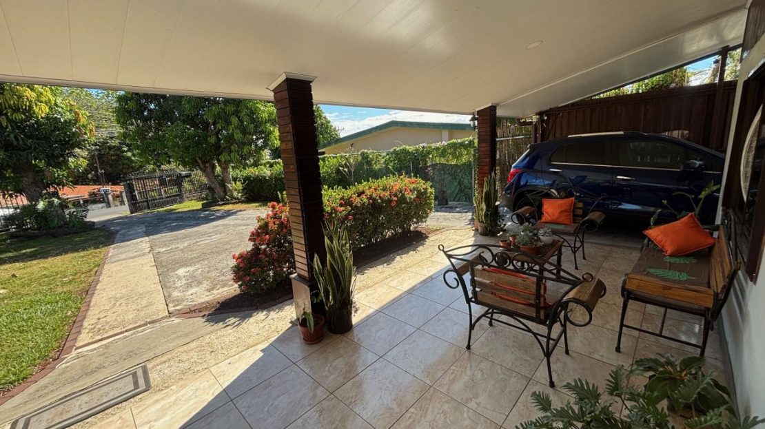 Cozy home located conveniently to town and highway 27