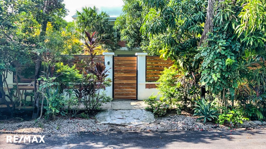 Samaras Top Rated Airbnb Rental – REDUCED !!