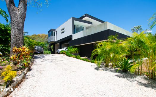 Stunning Modern Home in Black Beauty Community