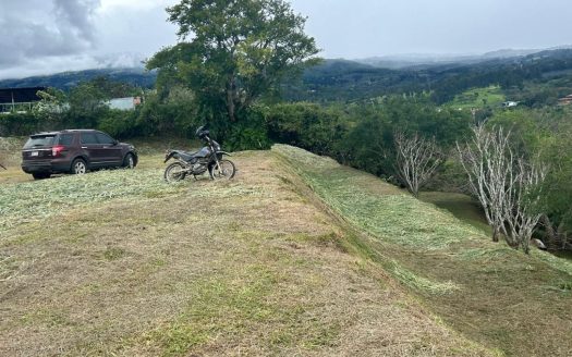 Property with valley view in Santa Bárbara de Heredia. Nature, comfort, and strategic location.