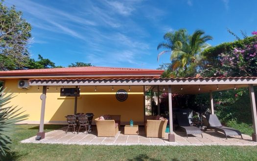 Turn key cozy home walkable to Atenas Center!