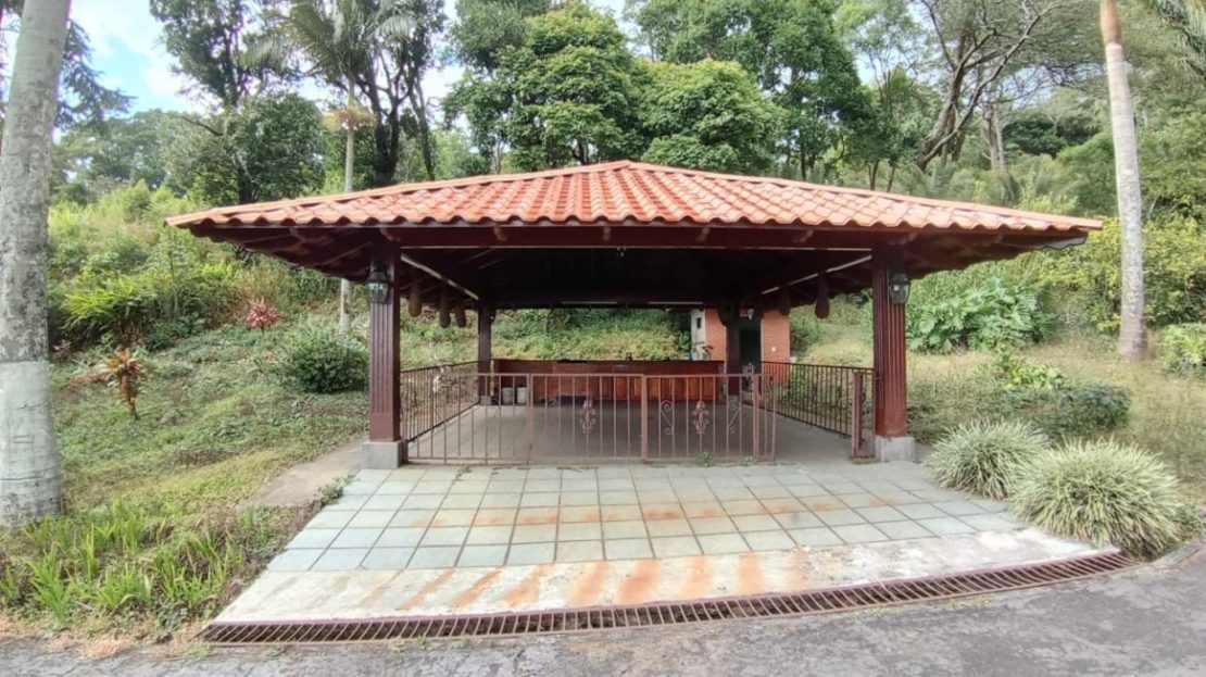 The Perfect Retreat: Elegance and Legacy in the Heart of Grecia