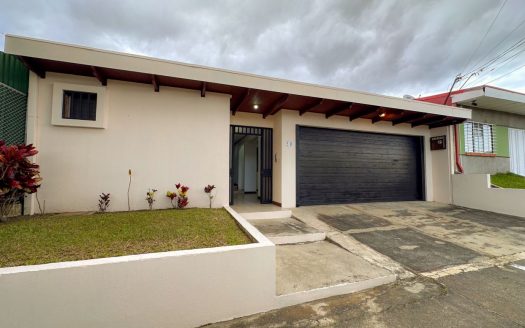 For Rent: Spacious Residence in Freses, Curridabat – Prime Location