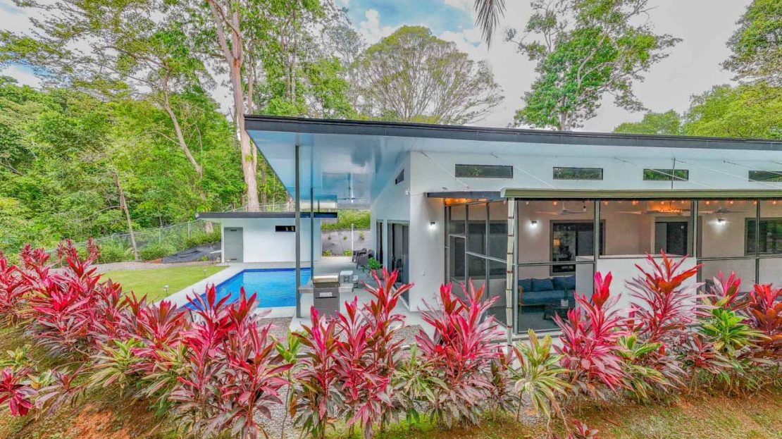 A bright & modern 3-bed home offering TOTAL jungle emersion