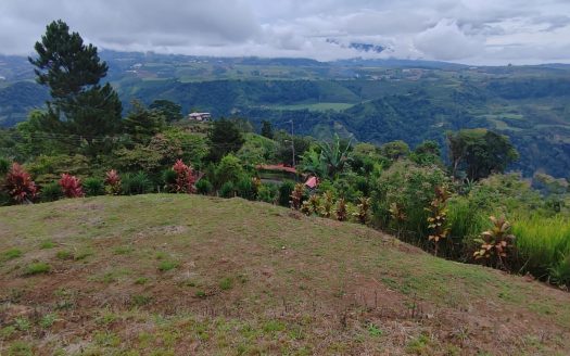 Lot with two plains, suitable for building a cabin or house, with green areas and beautiful views of the mountains.