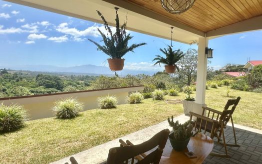 Beautiful home fully furnished and fully equipped, ideal for a single person seeking peace, security, and nature surroundings. – Grecia