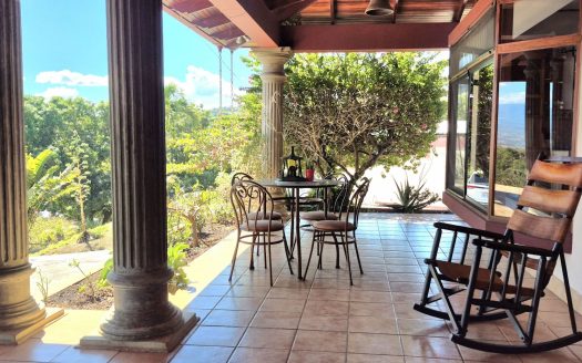 Stunning city and mountain views, just 10 minutes from downtown Atenas Main Home + Casita