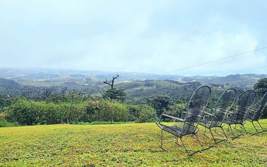 Off-Grid Mountain Home with Multiple Volcano Views on 5,775 m² – La Balsa, San Ramón