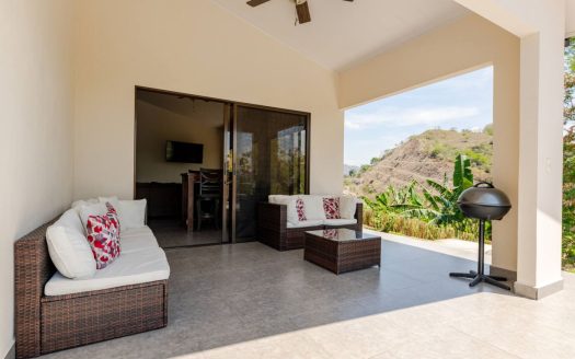Modern style vacation rental home with big views in Roca Verde