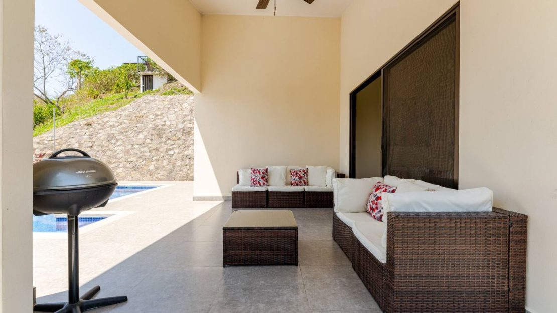 Modern style vacation rental home with big views in Roca Verde