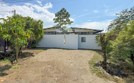 Newer 2-Bedroom Home Easy Walking Distance to Whale Tail Beach, Tourist Activities, Restaurants & all services in Bahia Costa Rica