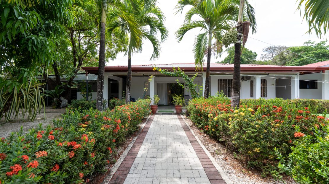 Casa Juanita & 5 Charming Cabins – 10 Minutes Walking to Samara Town Guanacaste | REMAX