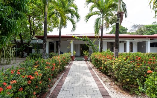 Casa Juanita & 5 Charming Cabins – 10 Minutes Walking to Samara Town Guanacaste | REMAX