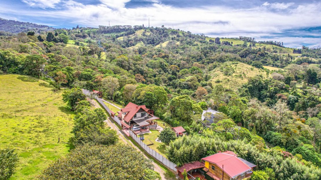 Charming Property in Rancho Redondo – Spacious Areas and Panoramic Views