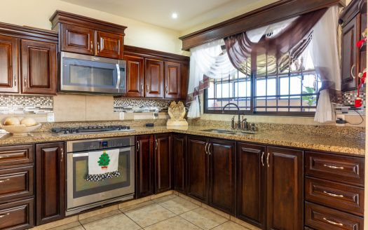 “Serene Haven: Mountain House in Grecia With Views and nature