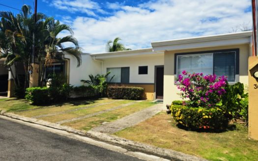 Herradura Beach charming 3 bedroom house with pool