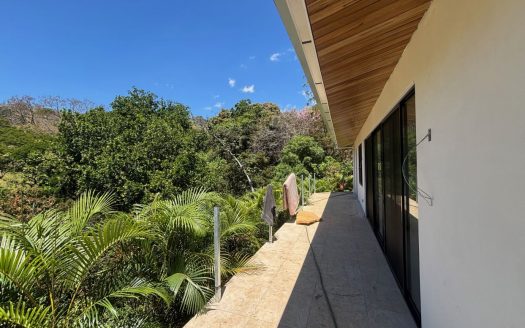 Under Construction – Sleeky designed home in a beautifully natural setting in Atenas