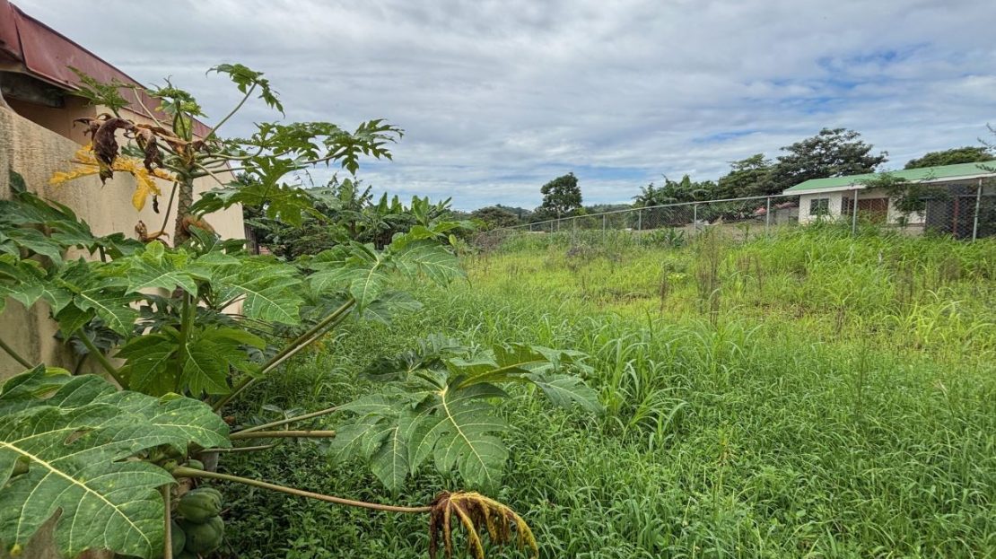 Lot close to town center in a private area of Atenas