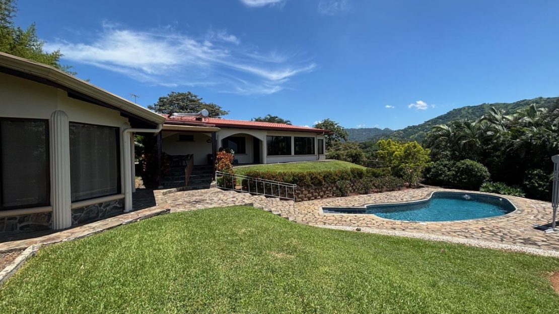 Magnificent view home in the Atenas countryside