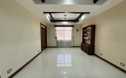 Recently Renewed Home for Sale in Santo Domingo – Spacious Lot and Excellent Location