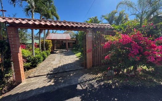 Lovely bungalow-style home just 4 minutes from Atenas Center