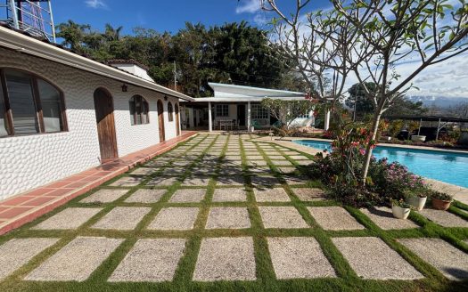 Unique cottage style home walking distance to Atenas Center