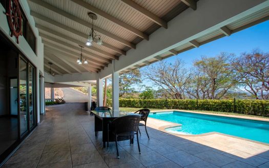 Modern meets traditional finishes Roca Verde home in Atenas