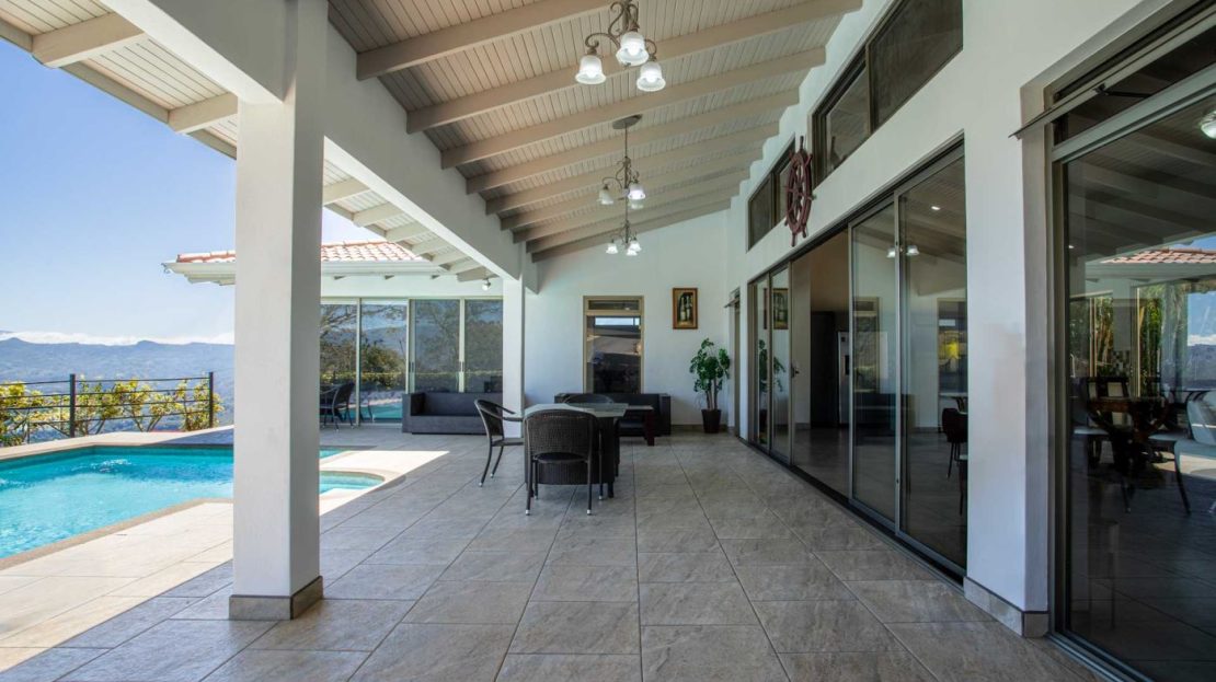 Modern meets traditional finishes Roca Verde home in Atenas