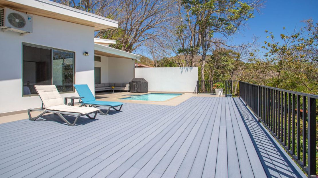 Modern-style home in small gated community close to everything in Atenas!