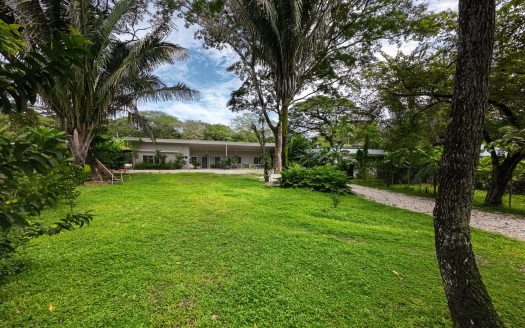 Modern Tropical House 2 min from Del Mar Academy Guanacaste | REMAX