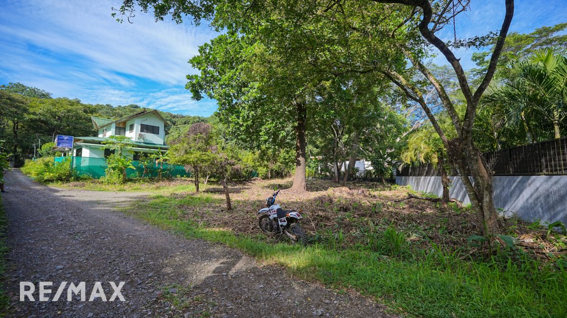 Prime 890 m² Lot in Nosara’s L Section – Close to Schools