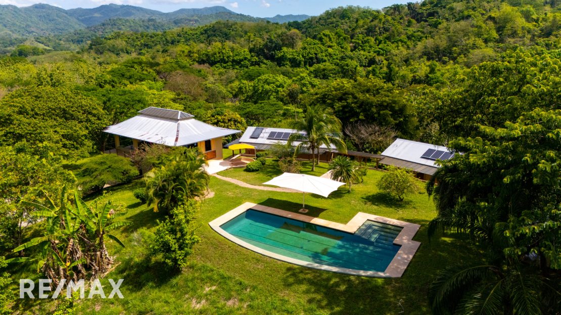 VILLA PARADISE Off-Grid Eco-Luxury Solar Powered Home—-Privacy