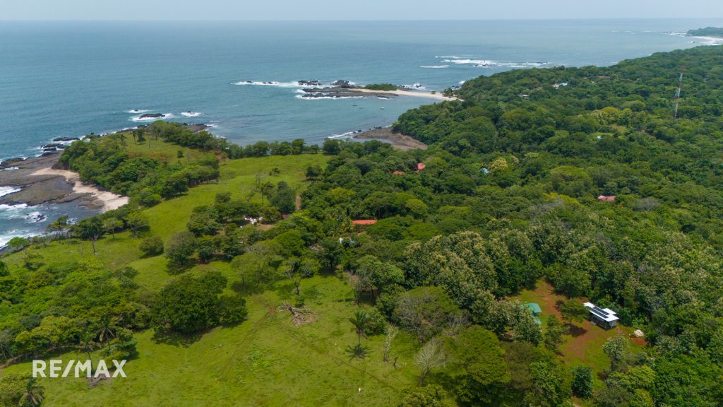 Versatile Coastal Retreat Opportunity in San Juanillo