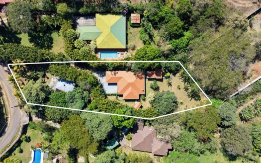 Lovely home and guest home in popular Vista Atenas community