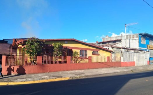Mixed-use property for sale in La Trinidad, Alajuela. An excellent opportunity to live and run your business in the same location.
