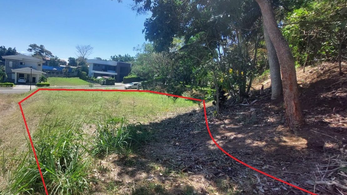 Large Lot in  sale  in Private  Condominium in Grecia