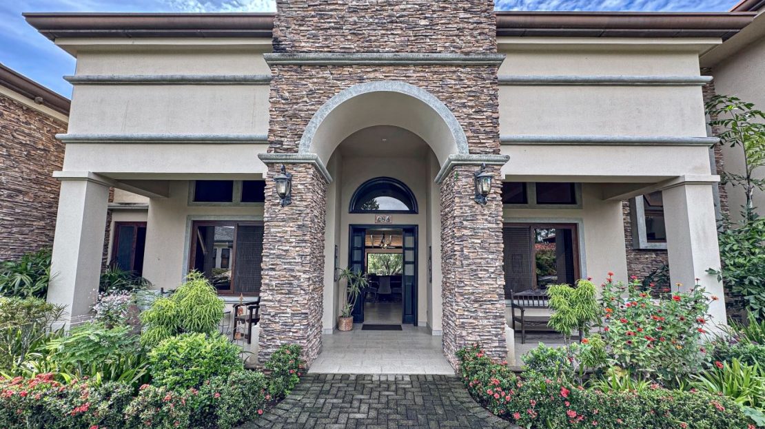 The 8th Tee Residence Los Reyes