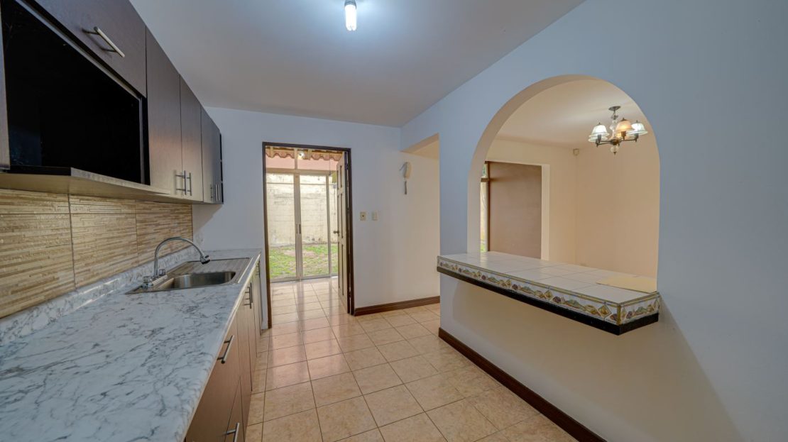 garden and double garage. Ideal to live or invest.