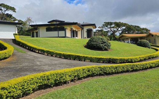 Villa Los Sueños – Multifamily Estate in San Rafael de Heredia
