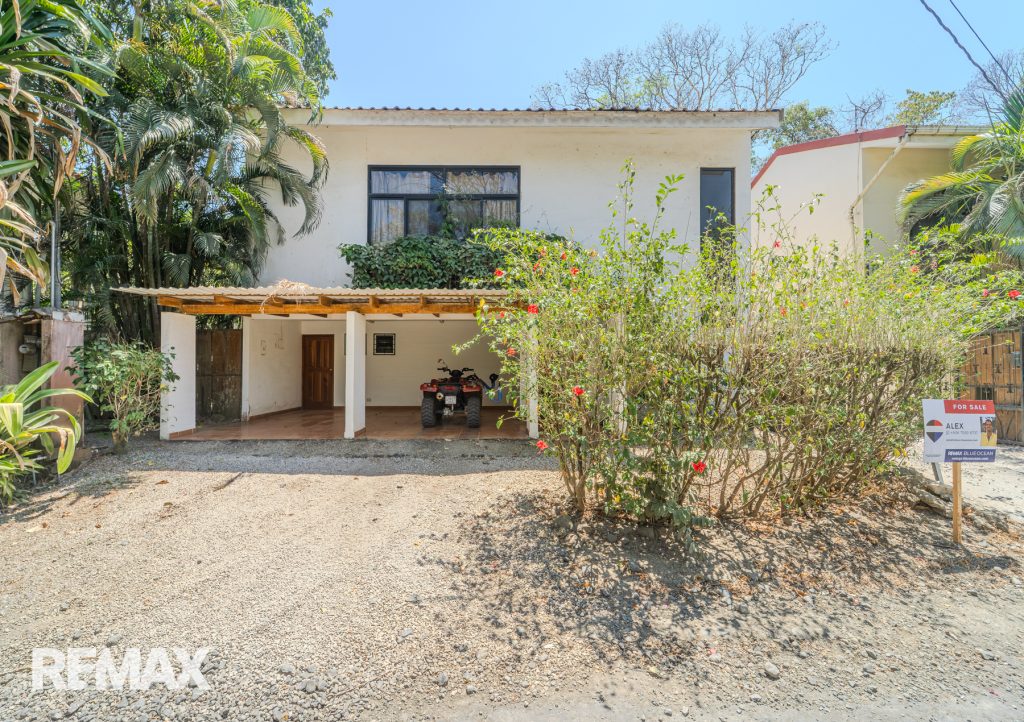2 Bedroom House Walking Distance to Playa Pelada