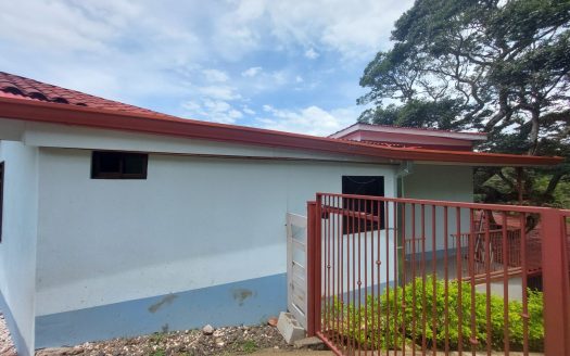 Located 5 minutes to Atenas center.