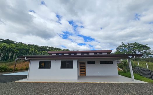 Newly built Modern Style Home in Barrio Mercedes (Plancillo) 3b/2ba