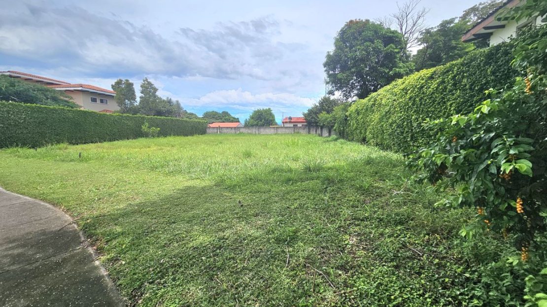 Amplio lote en Condominio en Santa Ana – Plano