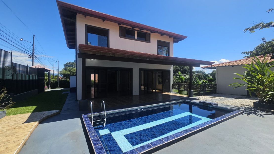 Casa Monte Real 3b/3b in a quiet neighborhood 5 minutes from Central Atenas