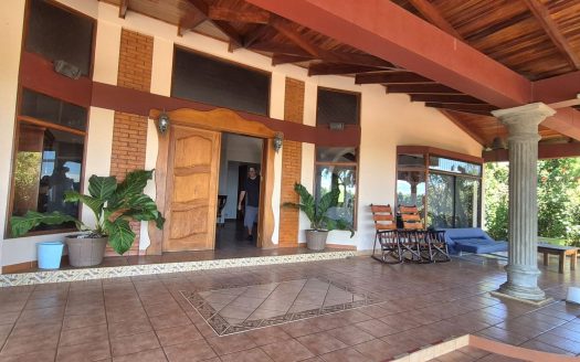 Stunning city and mountain views, just 10 minutes from downtown Atenas Main Home + Casita