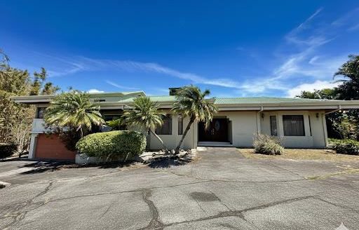 Spacious Home with Large Lot and Mountain Views Near Downtown San Rafael de Heredia