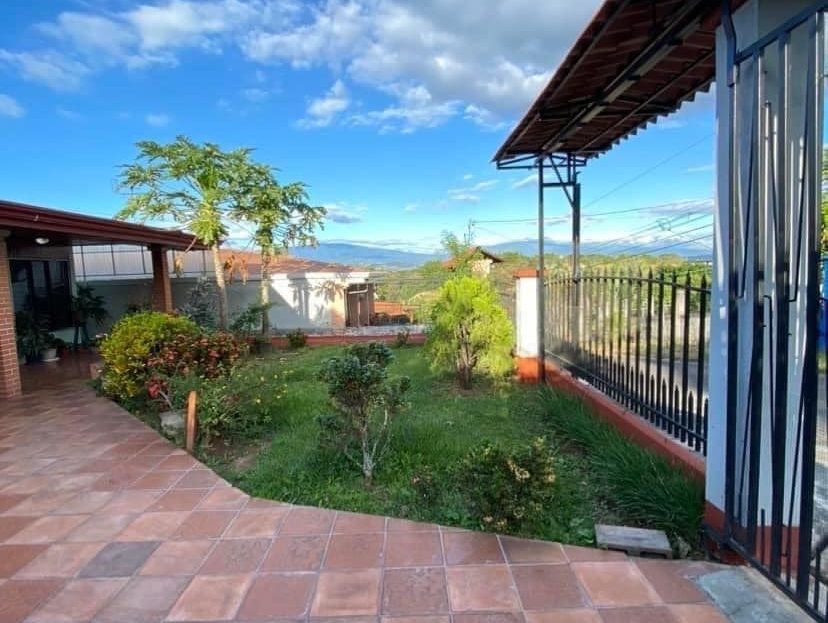 Cozy home 5 minutes from Atenas Center with nice yard