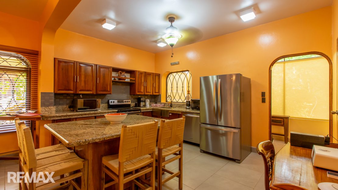 WALK TO PLAYA PELADA Guanacaste | REMAX